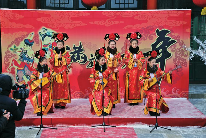 学习满族技艺布贴画、观看萨满祈福仪式……正月十五当天,吉林市满